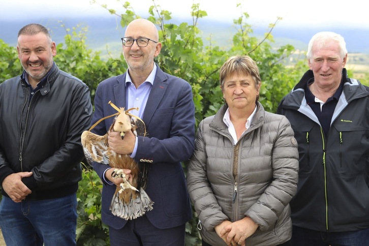 Foru Gobernuko arduradunak eta upategietako ordezkariak hegaztiak askatzeko ekitaldian.