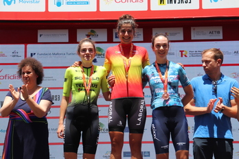 Idoia Eraso, junto a Naia Amondarain y Mireia Trias en el podio sub’23 en la prueba en línea.