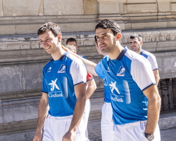 Jokin Altuna, Julen Martijarekin txantxetan, atzoko aurkezpenean.