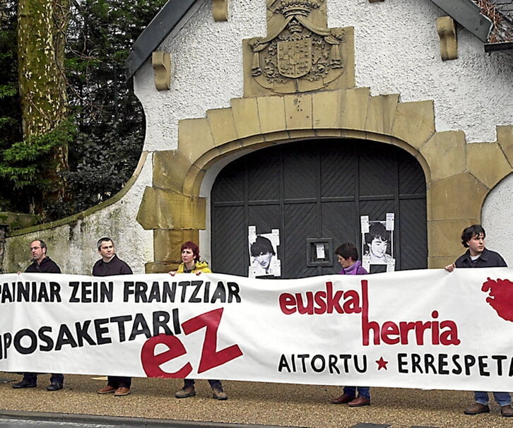 Concentración frente al palacio de La Cumbre.