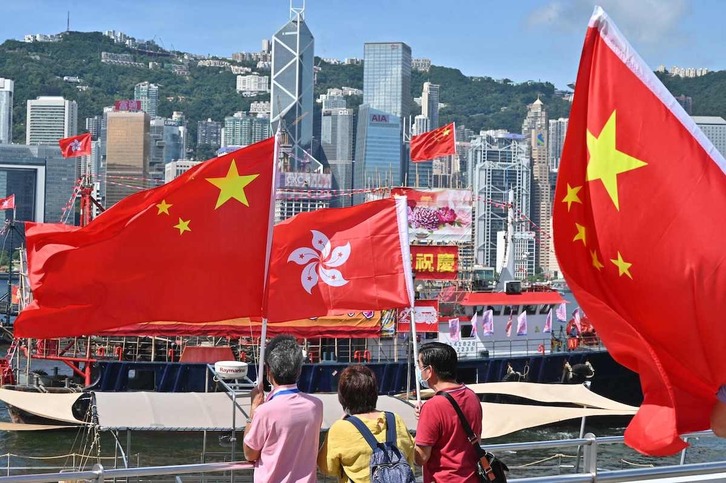 Banderas chinas por doquier en Hong Kong. 