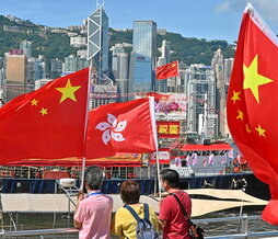 Banderas chinas por doquier en Hong Kong.
