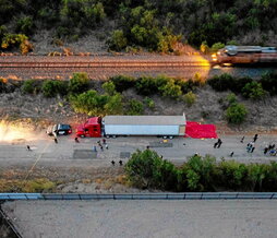 Vista aérea del trailer donde fueron hallados los migrantes, en San Antonio, Texas.