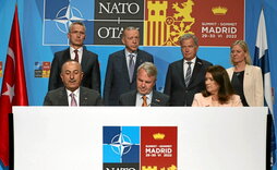 Los líderes turcos, finlandeses, suecos y de la OTAN, en la firma del acuerdo.