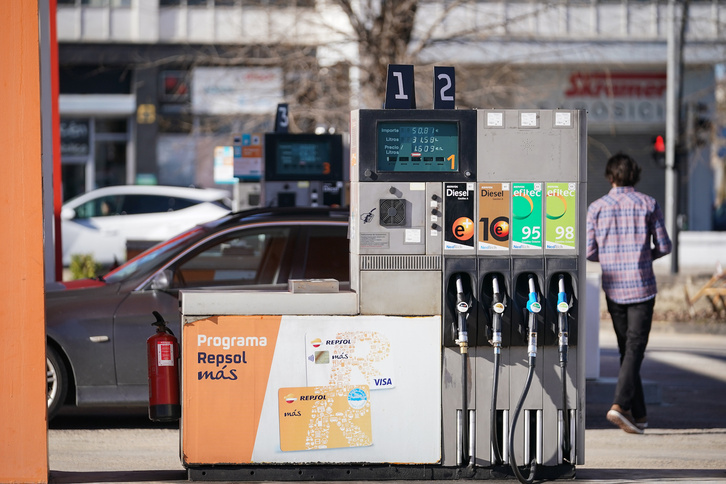Frente a la subida de los alimentos, la ligera bajada en los carburantes modera el IPC. 