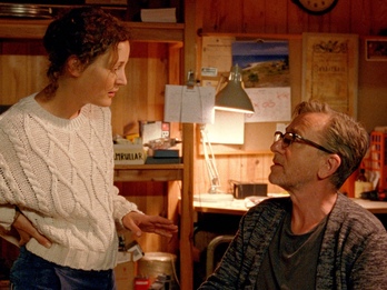 Vicky Krieps y Tim Roth son la pareja de cineastas que visitan Farö.