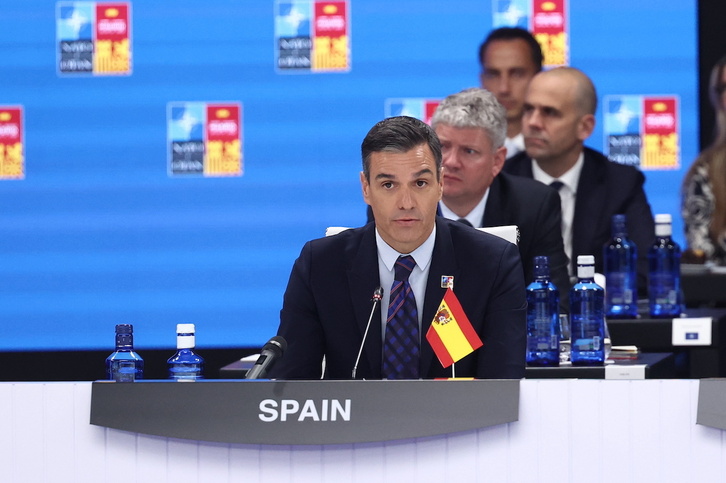 El presidente del Gobierno español, Pedro Sánchez, interviene en la primera reunión de la OTAN en Madrid con la bandera al revés. 