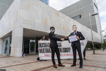 LAB sindikatua eta Ernai gazte antolakundaren performancea UPV/EHUko ikasleak Microsoft Office kontu bat egitera behartuko dituztela salatzeko.