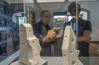 El comisario de la exposición Edorta Kortadi muestra algunas de las obras colocadas en el Museo Diocesano.