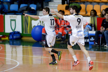 Chocarro y Meoki felicitan a un compañero por una acción de partido.
