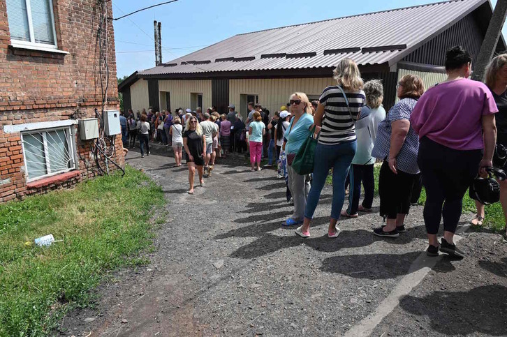 Un grupo de personas espera para recibir ayuda humanitaria en Jarkov.