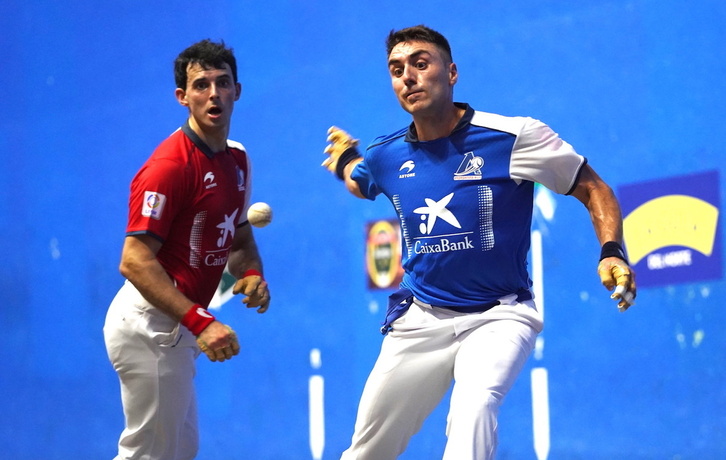 Peio Etxeberria golpea la pelota ante la atenta mirada de Jokin Altuna en Mungia.