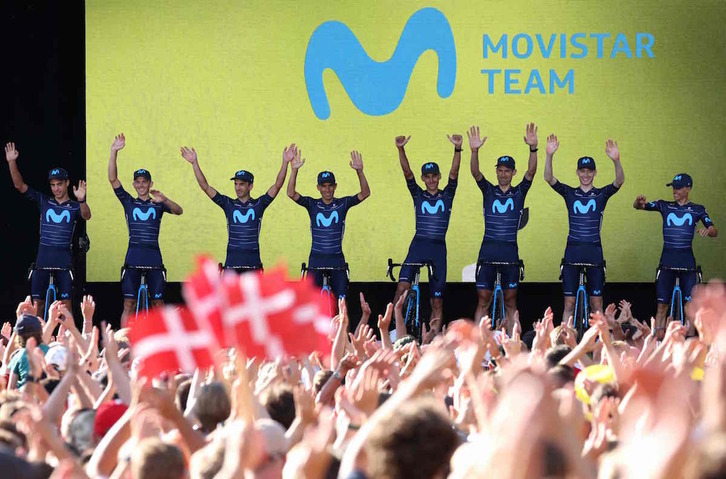 El Movistar, con Imanol Erviti y Gorka Izagirre, agradece el apoyo del público danés.