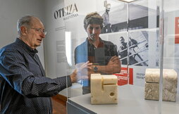 El comisario Edorta Kortadi mostrando algunas de las obras colocadas en el Museo Diocesano, el 15 de junio.
