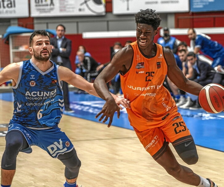 Sidy Cissoko, en el derbi guipuzcoano de la LEB Oro.