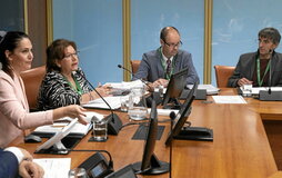 Juana Balmaseda, Jon Mirena Landa y Benito Moretín, en su comparecencia ante la Comisión de Derechos Humanos.