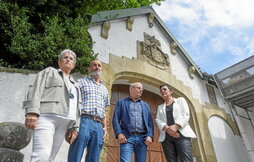 Axun y Migel Mari Lasa, a las puertas de La Cumbre junto a Juan Karlos Izagirre y Mertxe Aizpurua.