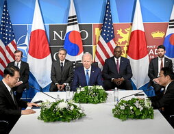 El presidente de EEUU, Joe Biden, con los líderes de Corea del Sur y Japón.