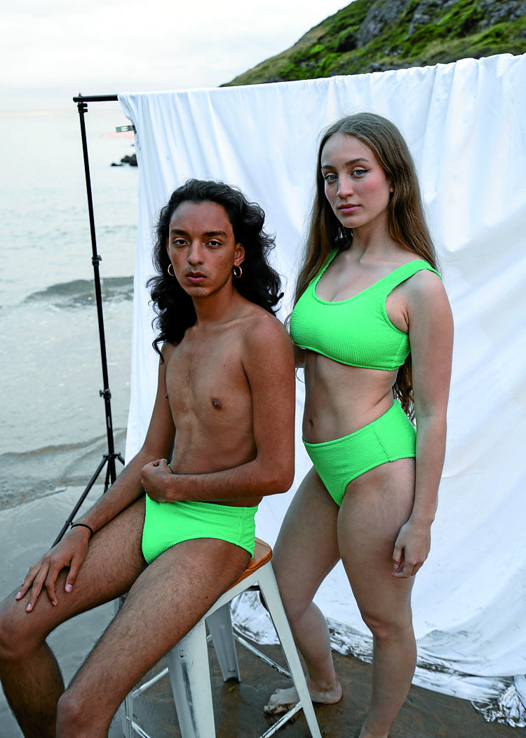 Nekane y Anael son dos personas no binarias que protagonizan la última campaña de Bask, basada en reivindicar una moda sin género. Los bañadores largos y los bikinis están producidos a base de material reciclado.