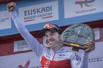 Ion Izagirre Arraten Itzulian lortu zuen garaipena ospatzen.