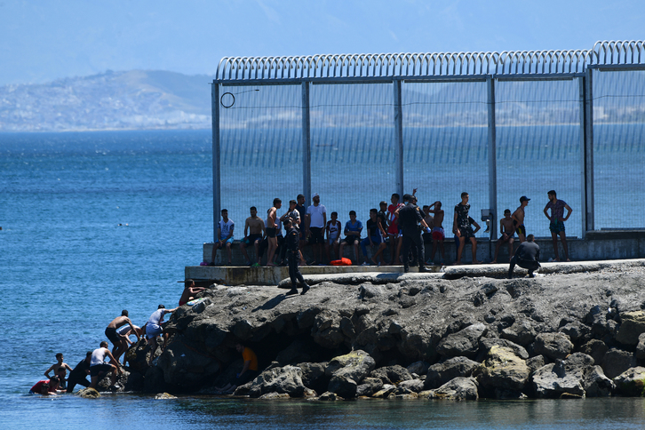 Un grupo de migrantes en la zona de la frontera de Ceuta, en una imagen de archivo. 