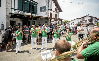 Baiona Banda a animé l'apéritif du dimanche lors des fêtes de Mouguerre.