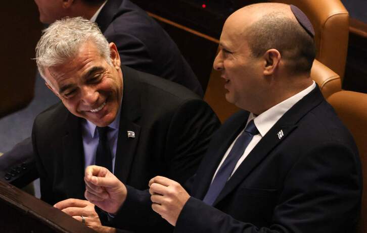 El ministro de Exteriores, Yair Lapid (izqda), y el hasta ahora jefe del Gobierno de Israel, Naftali Bennett, en la sesión de disolución del Parlamento.