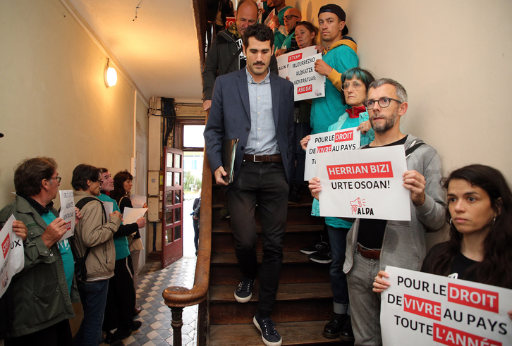 Miembros de Alda, en las escaleras de acceso al inmueble, en Bokale.