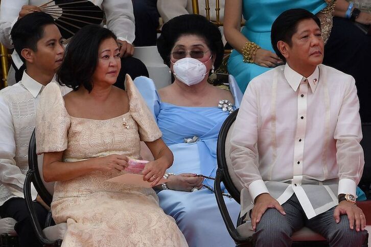 El nuevo presidente, con su madre, Imelda Marcos y otras integrantes de su familia.