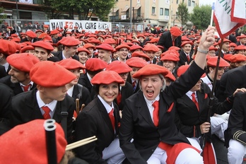 Irungo San Juan plazan eseri egin dira Alardeko parte-hartzaileak.