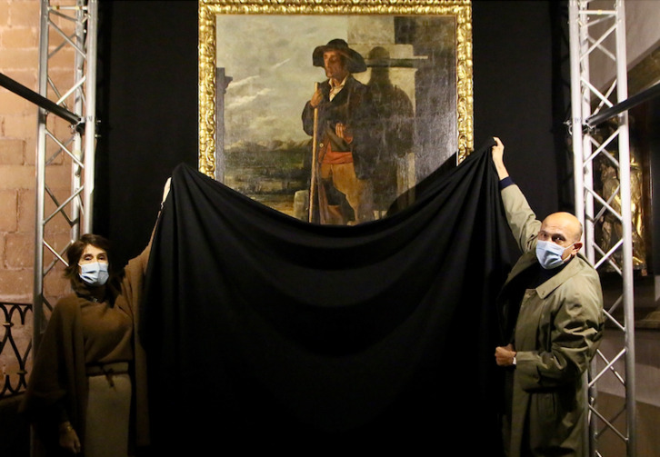 El biznieto de Ignacio Zuloaga, Ignacio Suárez-Zuloaga, y su esposa, la directora de la fundación Zuloaga, Margarita Ruira de Andrade, descubren la obra 'El ciego de Arrate’.
