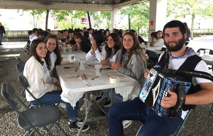 Usurbilgo oilasko biltzaileen bazkaria aterpean egin behar izan dute aurten.