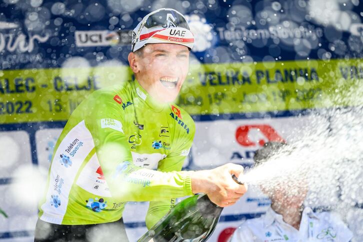 Tadej Pogacar, en el podio final del Tour de Eslovenia que ganó en su prueba de preparación antes de acudir al Tour.