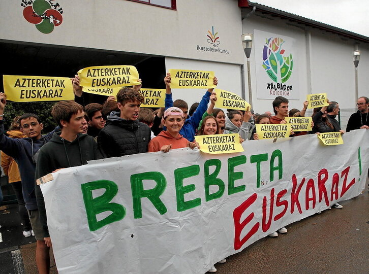 Brebeta euskaraz egitearen aldeko protesta, atzo, Kanboko Xalbador kolegioan.