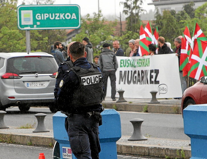 Manifestación ayer en el puente de Santiago, entre Gipuzkoa y Lapurdi.