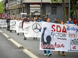 Trabajadores de Mercedes, en la marcha con motivo de la huelga en el Metal de Araba.