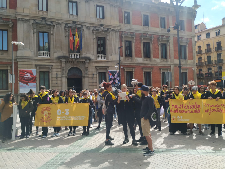 0-3 plataformako kideak, nafar Parlamentuaren atarian. 