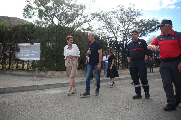 María Chivite, acompañada por el alcalde de Valtierra, Manuel Resa, durante la visita a la localidad, afectada por los incendios.
