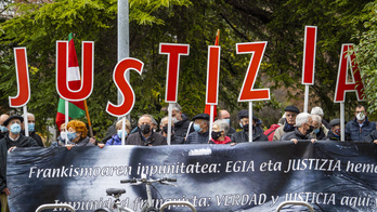 Concentración en Gasteiz contra los crímenes del franquismo.