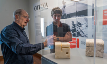 El comisario Edorta Kortadi muestra las obras expuestas el día de su inauguración.