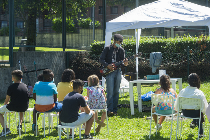 Save the Childrenek antolatutako errenta gutxiko familietako haurrei zuzendutako udalekuak.