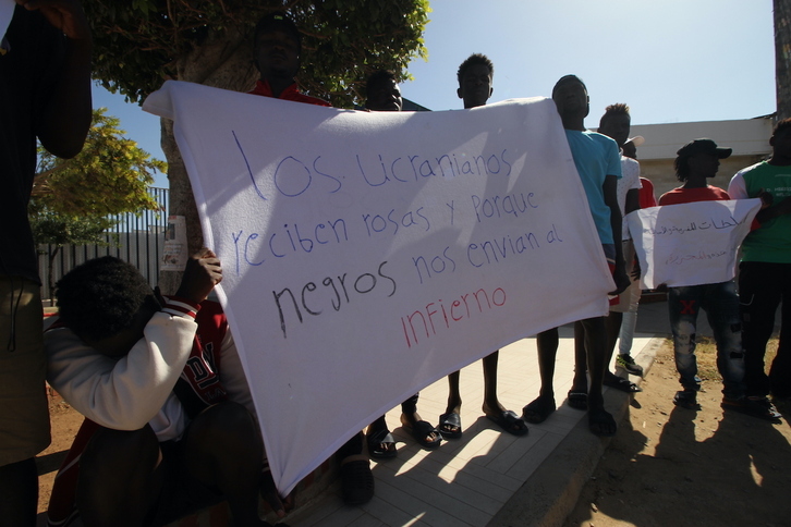 Protesta de migrantes subsaharianos ante el CETI de Melilla.