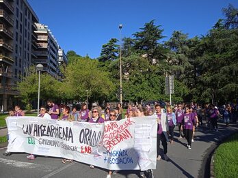 Trabajadoras de residencias de Gipuzkoa, en su protesta de este viernes.