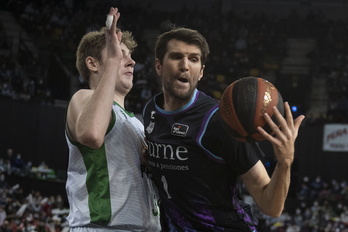 Jeff Withey dará solidez al juego interior de Bilbao Basket por una temporada más.