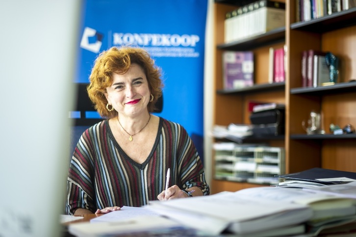 Rosa Lavín, en su despacho de la sede de Konfekoop en Gasteiz.