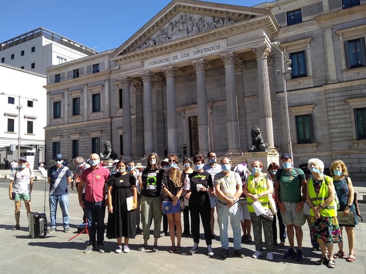Los colectivos, en su protesta ante el Congreso.