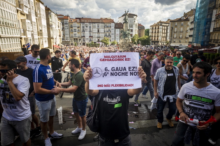 Protesta de Mercedes Gasteiz en la plaza Virgen Blanca de la capital alavesa. 