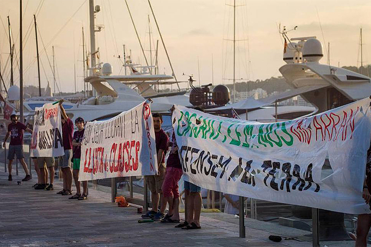 Acción de Arran contra el turismo en el puerto de Palma.