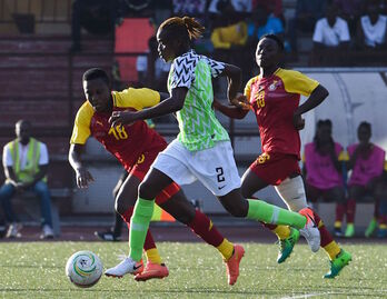 Uchenna Kanu conduce el balón durante un encuentro entre la campeona Nigeria y la selección de Ghana.