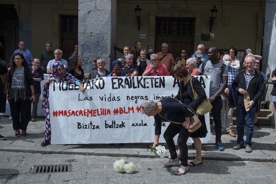 Concentración en Hernani contra la matanza de migrantes en Melilla.